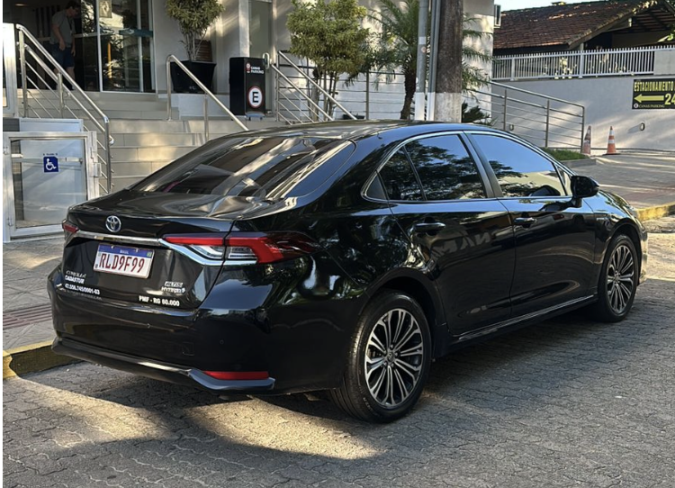 Toyota Corolla preto estacionado