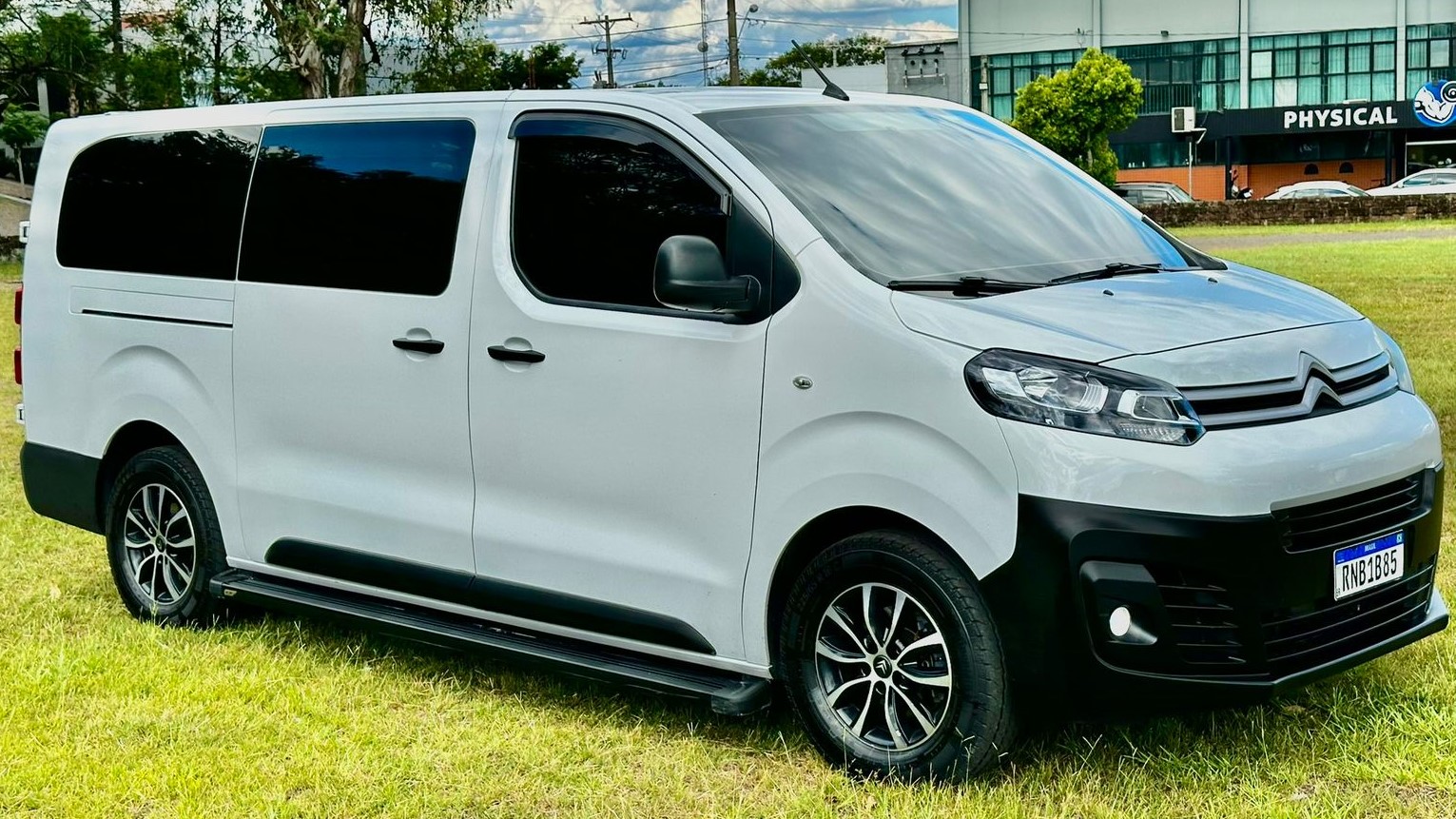 Mini Van 7 passageiros para famílias, grupos e empresas em Santa Catarina