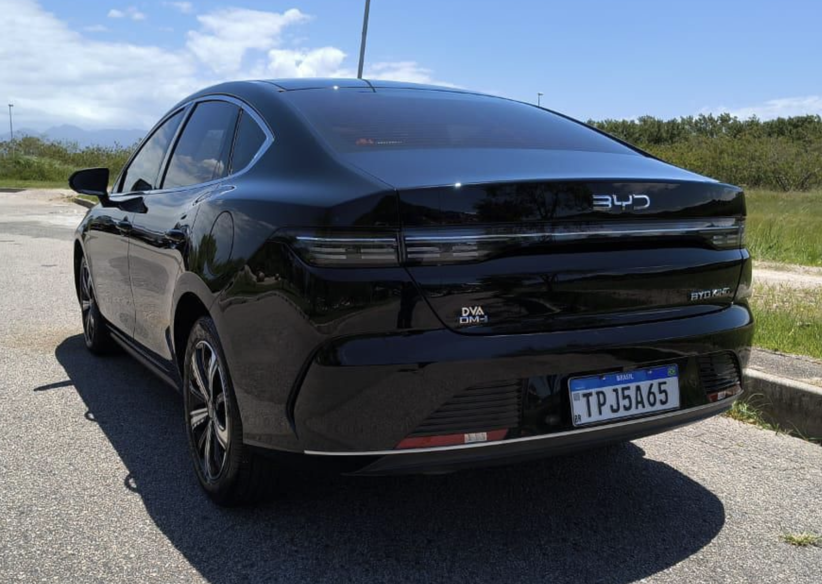 Sedan BYD preto estacionado