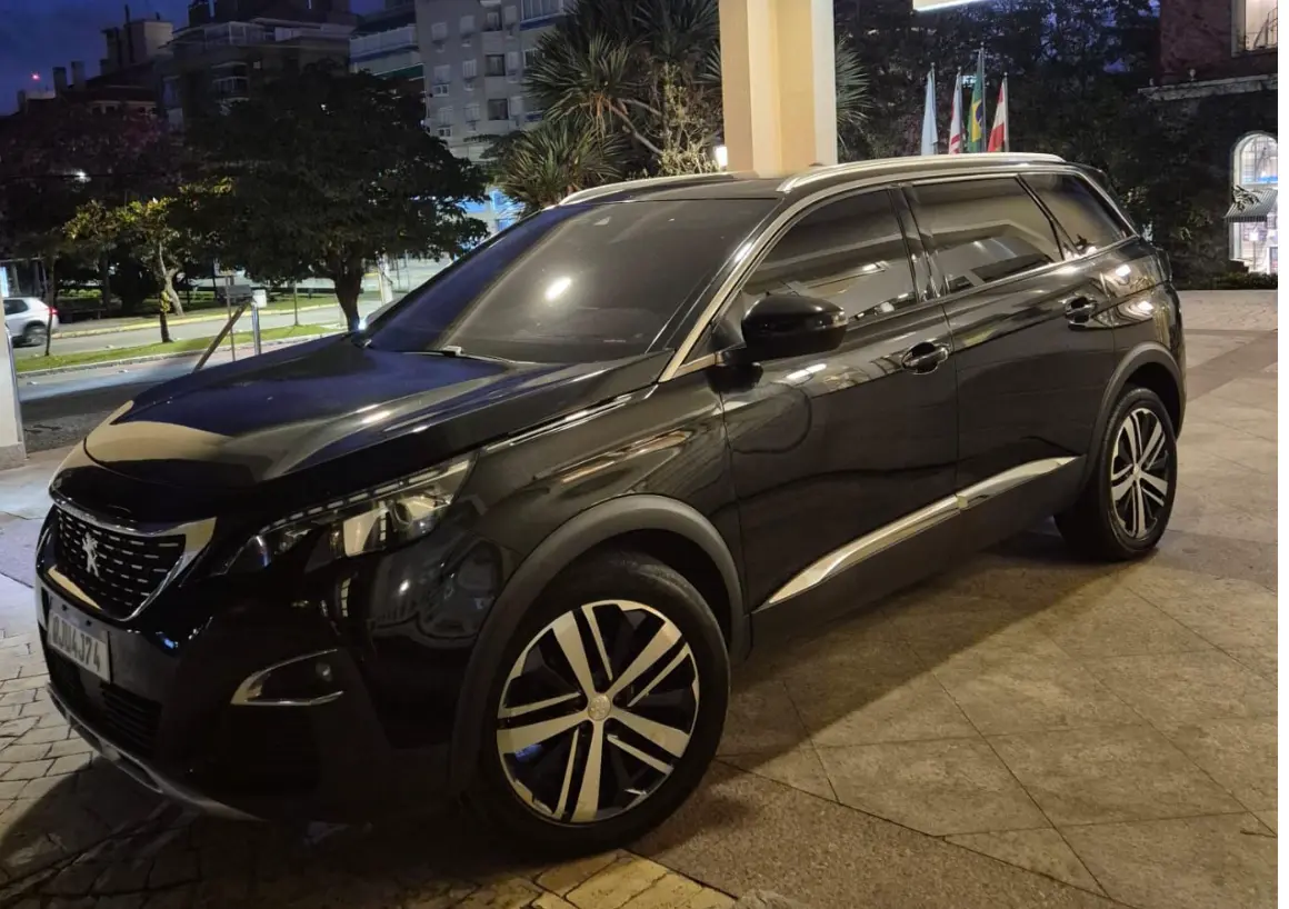 SUV Peugeot 5008 preto na entrada de um hotel