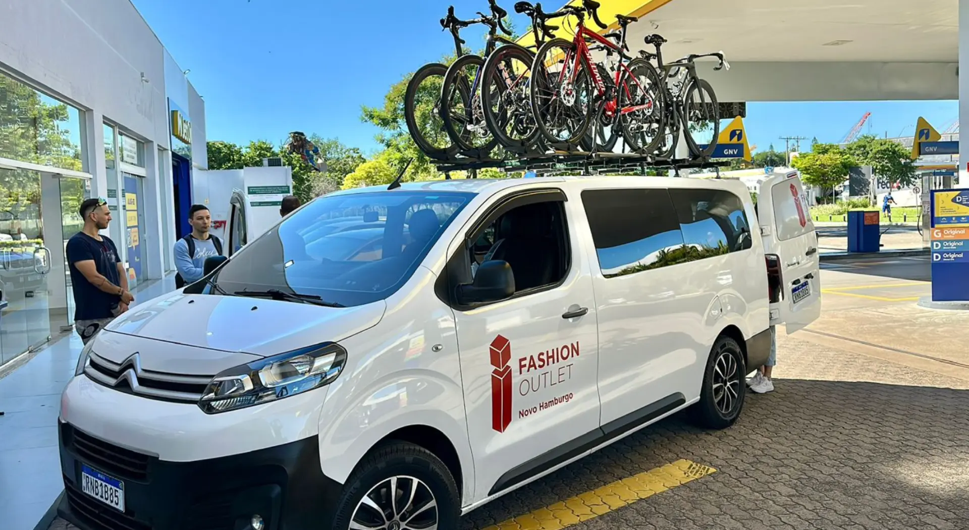 Van branca com suporte de bicicletas no teto