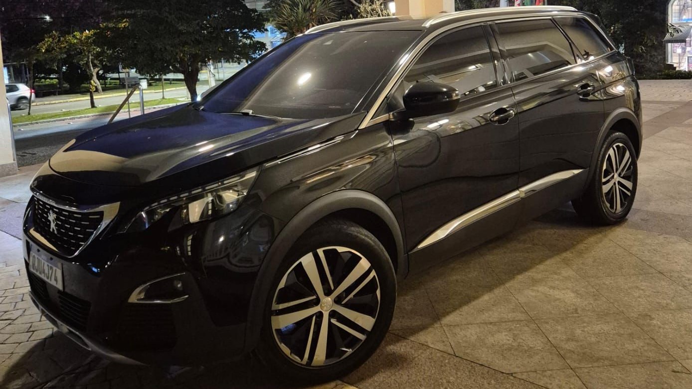 Peugeot 5008 Black executivo para famílias e grupos em Santa Catarina
