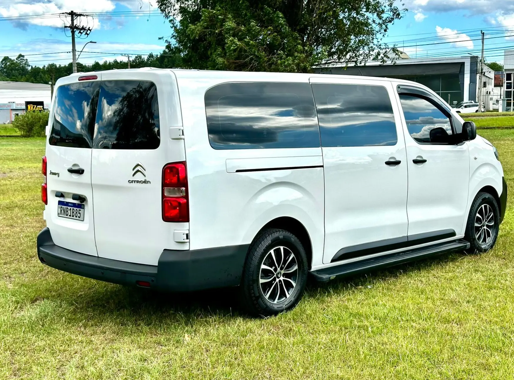 Van Citroën Jumpy branca vista de trás