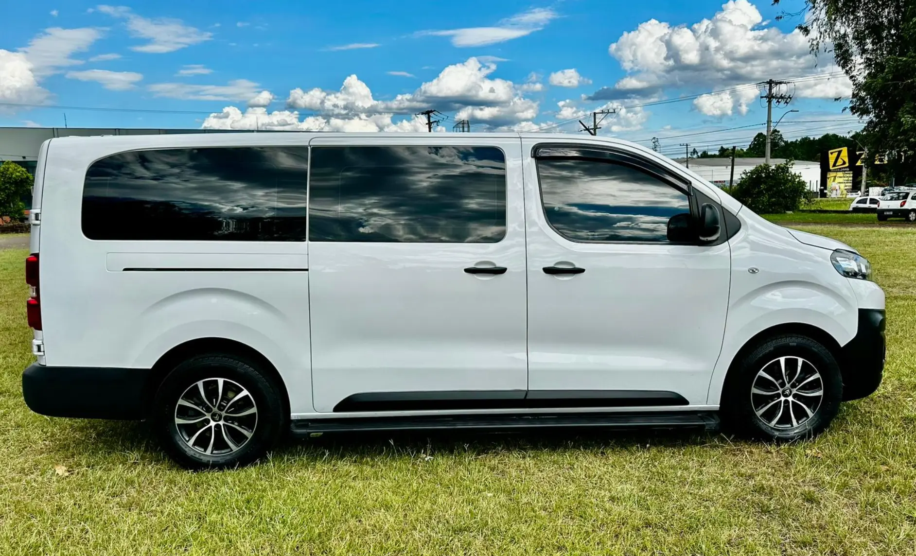 Van Citroën Jumpy branca vista lateral