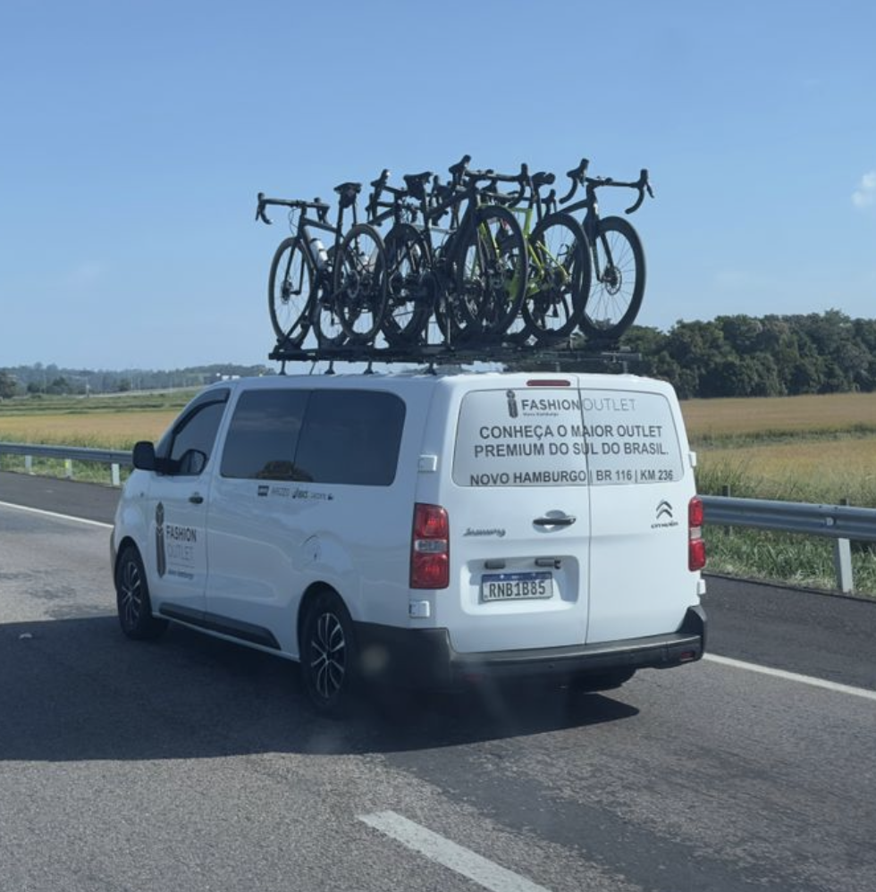Van em viagem na estrada com bicicletas no bagageiro de teto