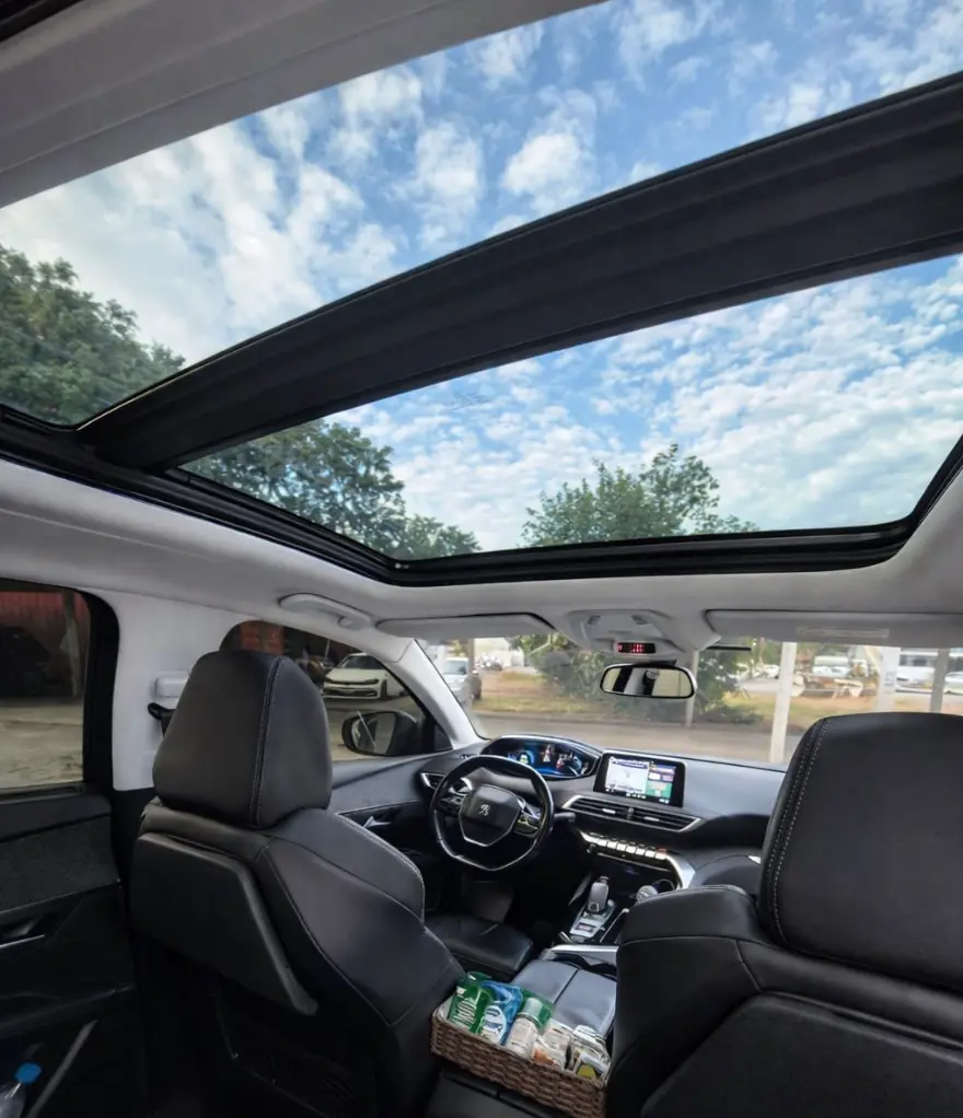 Interior do SUV Peugeot 5008 com teto solar panorâmico