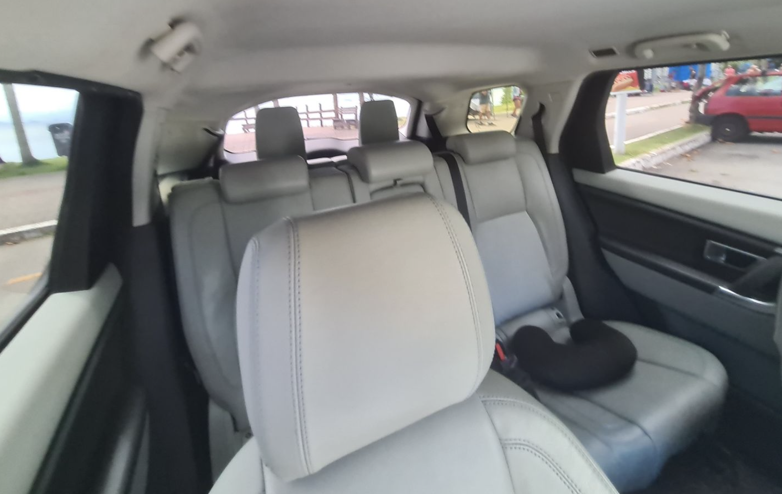 Interior do SUV Land Rover Discovery com bancos claros