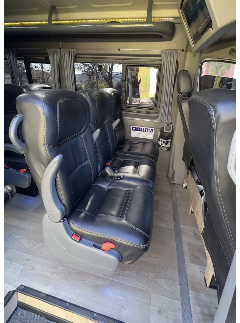 Interior da van com poltronas confortáveis e piso amadeirado